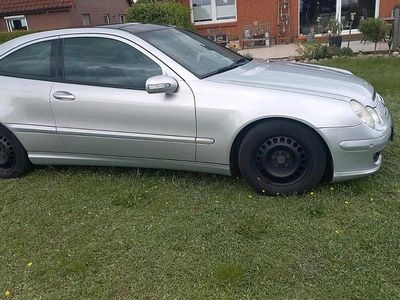 Second-hand Mercedes 220 150 CP (110 kW) 2004 Argintiu Coupe