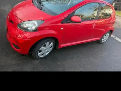 Gebraucht Toyota Aygo 68 PS (50 kW) 2010 Rot Kleinwagen