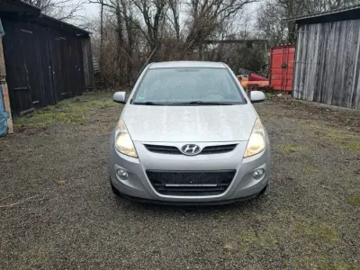 Gebraucht Hyundai i20 79 PS (58 kW) 2012 Grau Kleinwagen