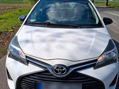 Second-hand Toyota Yaris 69 CP (50 kW) 2015 Alb Hatchback