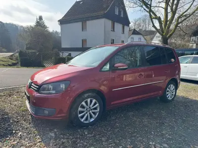 Gebraucht VW Touran Trendline 140 PS (102 kW) 2010 Rot Van / Kleinbus