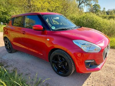 Usado Suzuki Swift Comfort 111 HP (81 kW) 2019 Vermelho Citadino
