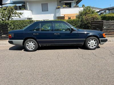 Blau Gebraucht 1988 Mercedes E230 Limousine | 7.000 €