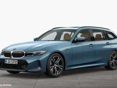 Gebraucht BMW 330e M Sport 292 PS (214 kW) 2025 Arctic race blue Kombi