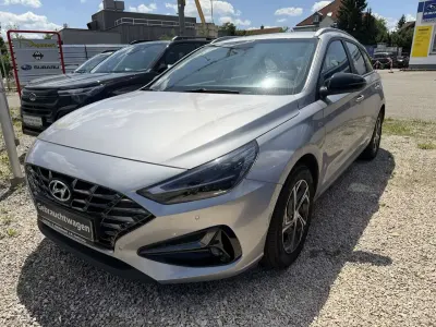 Gebraucht Hyundai i30 Select 120 PS (88 kW) 2024 Shimmering silver / met Kombi