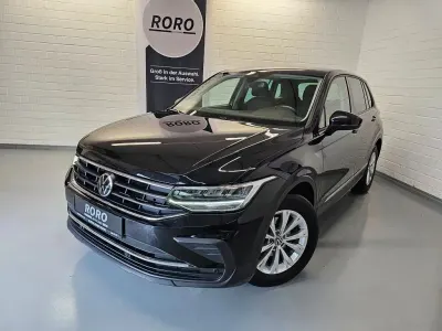 Gebraucht VW Tiguan Basis 150 PS (110 kW) 2023 Schwarz SUV