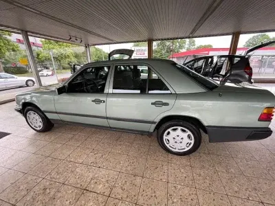 Gebraucht Mercedes 230 132 PS (97 kW) 1987 Grün Limousine