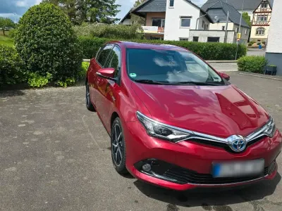 Gebraucht Toyota Auris Hybrid 136 PS (100 kW) 2017 Rot Kombi