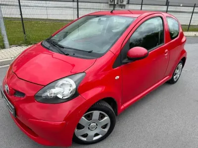 Używany Toyota Aygo Basis 68 KM (50 kW) 2007 Czerwony Hatchback