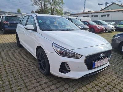 Gebraucht Hyundai i30 Select 120 PS (88 kW) 2017 Weiß Kombi