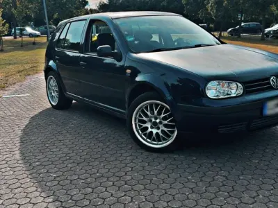 Gebraucht VW Golf VIII 75 PS (55 kW) 2026 Blau Limousine