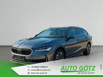 Neu Skoda Superb Selection 204 PS (150 kW) 2025 Grau Kombi