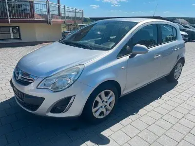 Usado Opel Corsa Innovation 101 CV (74 kW) 2011 Plateado Utilitario