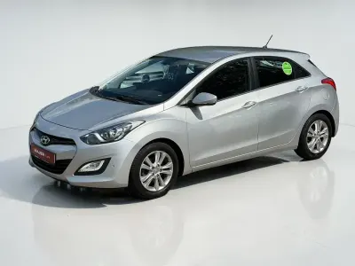 Gebraucht Hyundai i30 Trend 99 PS (72 kW) 2014 Silber Limousine