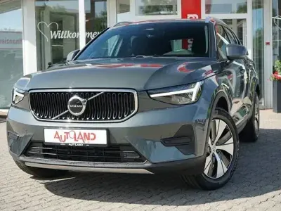 Neu Volvo XC40 Core 163 PS (119 kW) 2026 Grün SUV