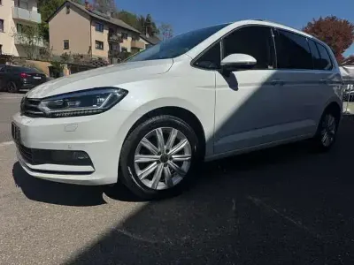 Gebraucht VW Touran Highline 150 PS (110 kW) 2024 Oryxweiß perlmutteffekt Van / Kleinbus