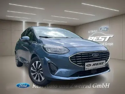 Gebraucht Ford Fiesta Titanium 101 PS (74 kW) 2022 Chromablau metallic (metallic) Kleinwagen