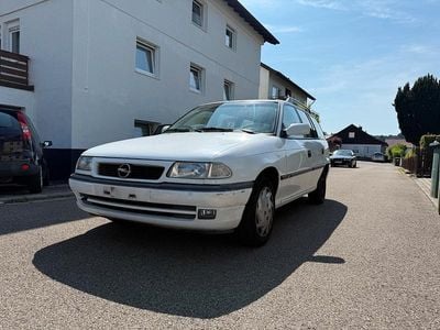 Gebraucht Opel Astra 75 PS (55 kW) 1996 Weiß Kombi