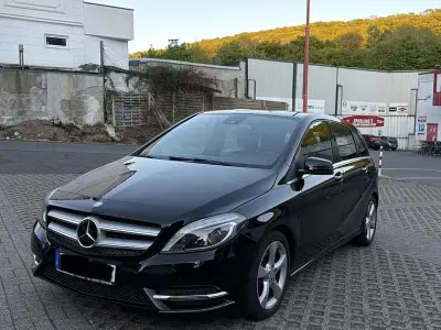 Używany Mercedes B200 136 KM (100 kW) 2014 Czarny Minivan