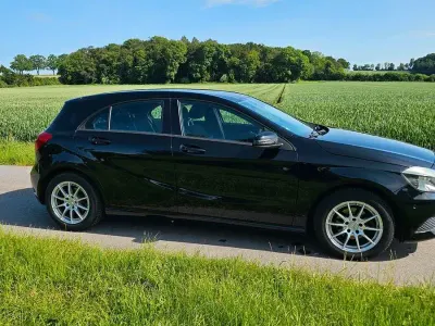 Gebraucht Mercedes A180 122 PS (89 kW) 2014 Schwarz Limousine