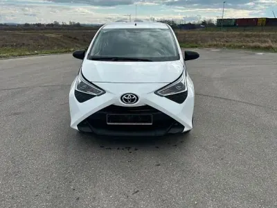 Używany Toyota Aygo Team 72 KM (52 kW) 2020 Biały Hatchback