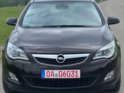 Gebraucht Opel Astra 125 PS (91 kW) 2012 Rot Kombi