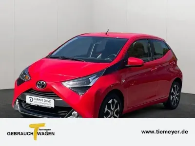 Używany Toyota Aygo Team 72 KM (52 kW) 2021 Czerwony Hatchback