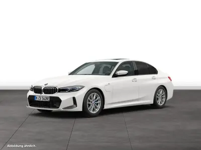 Gebraucht BMW 330e 292 PS (214 kW) 2025 Mineralweiß metallic Limousine