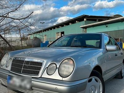 Gebraucht Mercedes E230 150 PS (110 kW) 1996 Grau Limousine