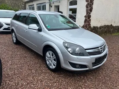 Używany Opel Astra Innovation 101 KM (74 kW) 2009 Srebrny Sedan/Limuzyna
