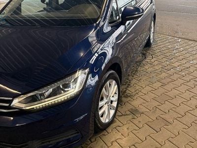Blau Gebraucht 2016 VW Touran Comfortline Van / Kleinbus | 12.500 € (Guter Preis)