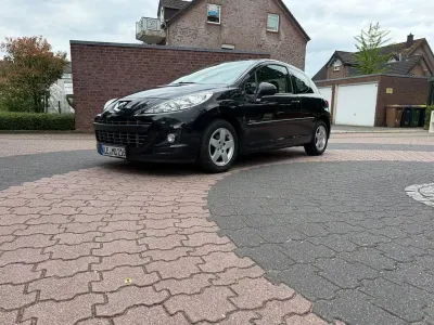 Gebraucht Peugeot 207 Forever 73 PS (53 kW) 2012 Schwarz Limousine