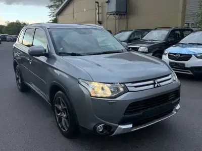 Begagnad Mitsubishi Outlander Invite 150 HK (110 kW) 2014 Grå SUV