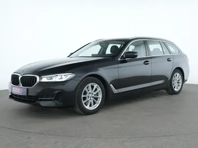 Gebraucht BMW 520 Sport Line 190 PS (139 kW) 2023 Black sapphire Limousine