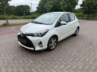 Gebraucht Toyota Yaris Hybrid Comfort 75 PS (55 kW) 2015 Weiß Limousine
