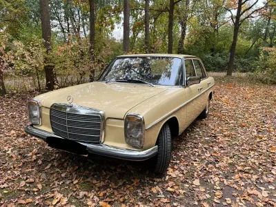 Używany Mercedes 200/8 95 KM (69 kW) 1975 Żółty Sedan/Limuzyna