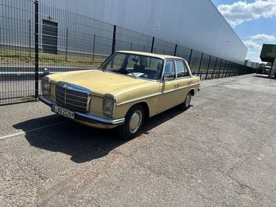 Gebraucht Mercedes 200 95 PS (69 kW) 1974 Gelb Limousine