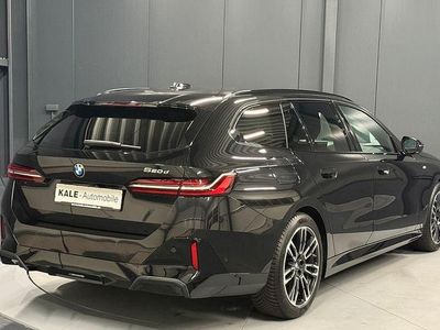 Gebraucht BMW 520 M Sport 197 PS (144 kW) 2024 Black sapphire metallic Kombi