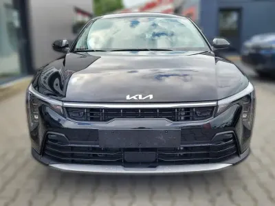 Neu Kia K4 150 PS (110 kW) 2026 Schwarz metallic