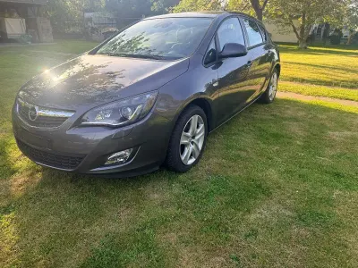 Gebraucht Opel Astra Edition 115 PS (84 kW) 2011 Grau Limousine