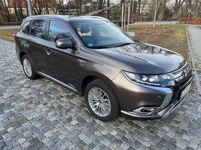 Braun Gebraucht 2020 Mitsubishi Outlander P-HEV Plus SUV | 19.200 € (Fairer Preis)