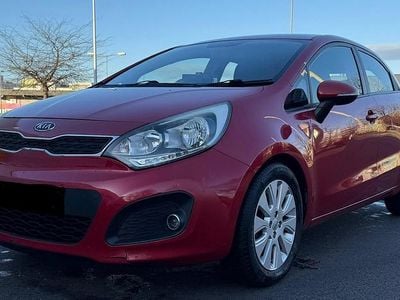 Gebraucht Kia Rio 90 PS (66 kW) 2014 Rot Kleinwagen