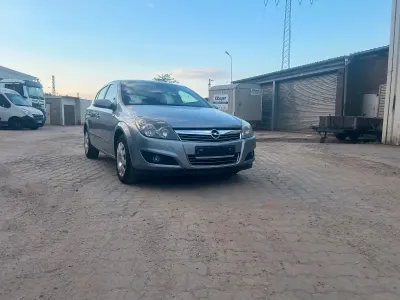 Gebraucht Opel Astra 115 PS (84 kW) 2008 Silber Kleinwagen