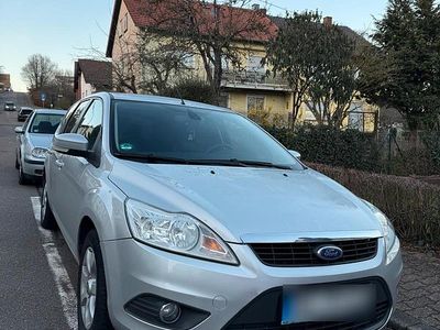 Silber Gebraucht 2010 Ford Focus Kombi | 2.900 €