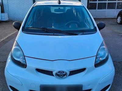 Gebraucht Toyota Aygo 68 PS (50 kW) 2010 Weiß Kleinwagen