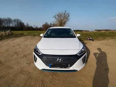 Gebraucht Hyundai Ioniq Premium 141 PS (103 kW) 2016 Weiß Kleinwagen