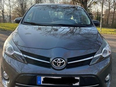 Gebraucht Toyota Verso Executive 147 PS (108 kW) 2015 Grau Van / Kleinbus