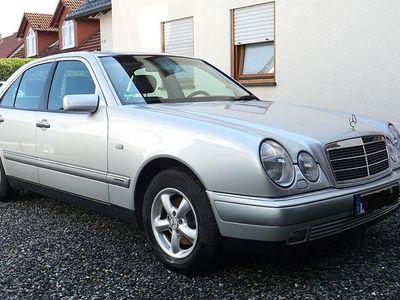 Usata Mercedes E240 Elegance 170 CV (125 kW) 1998 Argento Berlina