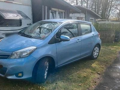 Usado Toyota Yaris 99 HP (72 kW) 2012 Azul Citadino