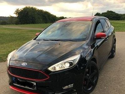 Schwarz Gebraucht 2016 Ford Focus ST-Line Kombi | 8.000 € (Guter Preis)